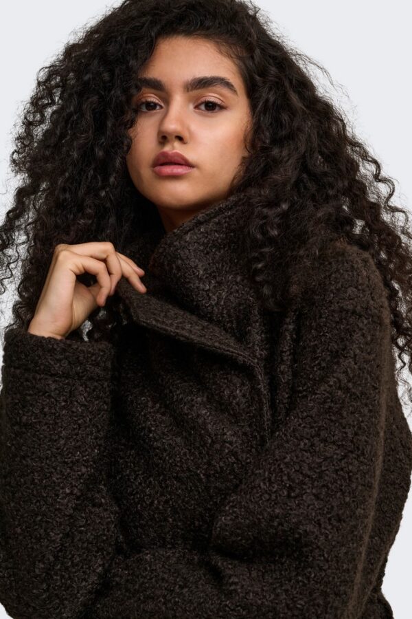 Chaqueta cuello alto